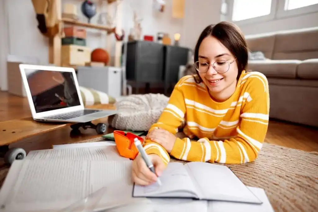 Student Learning English Online With Englivio
